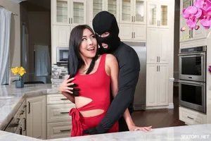 Con hổ trắng đẹp nhất với vẻ ngoài tuyệt đẹp khoe bào ngư xinh đẹp của mình từ nhiều góc độ, hồng hào và sạch sẽ, đầy cám dỗ, tách ra và tách ra
