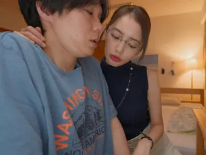 Bố má đi vắng, chị gái ở nhà cầm chiếc bcs và hỏi tôi muốn “chơi” không