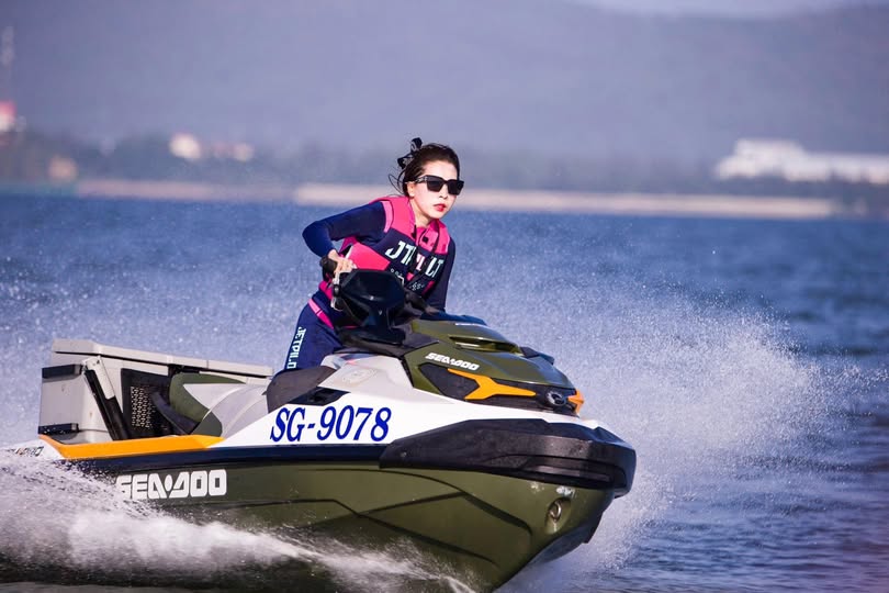 Em gái nông thôn hiếu khách banh lồn gạ địt