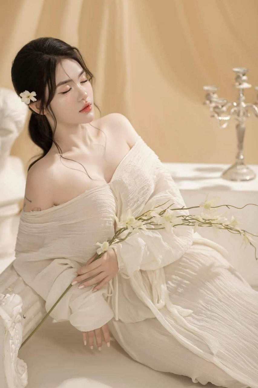 Không thể cưỡng lại sức hút của cô hàng xóm...