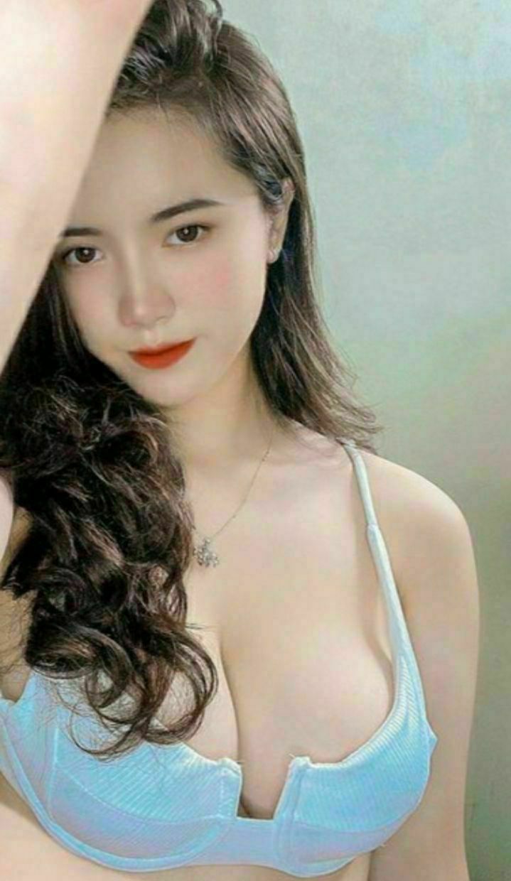 Một cô gái xinh đẹp với thân hình tuyệt vời, ngực lớn và mông to, vẻ ngoài quyến rũ, thích quyến rũ, âm đạo hẹp, tất lưới đen, cởi quần lọt khe, mông đẹp tuyệt vời rung chuyển, tạo dáng rất quyến rũ